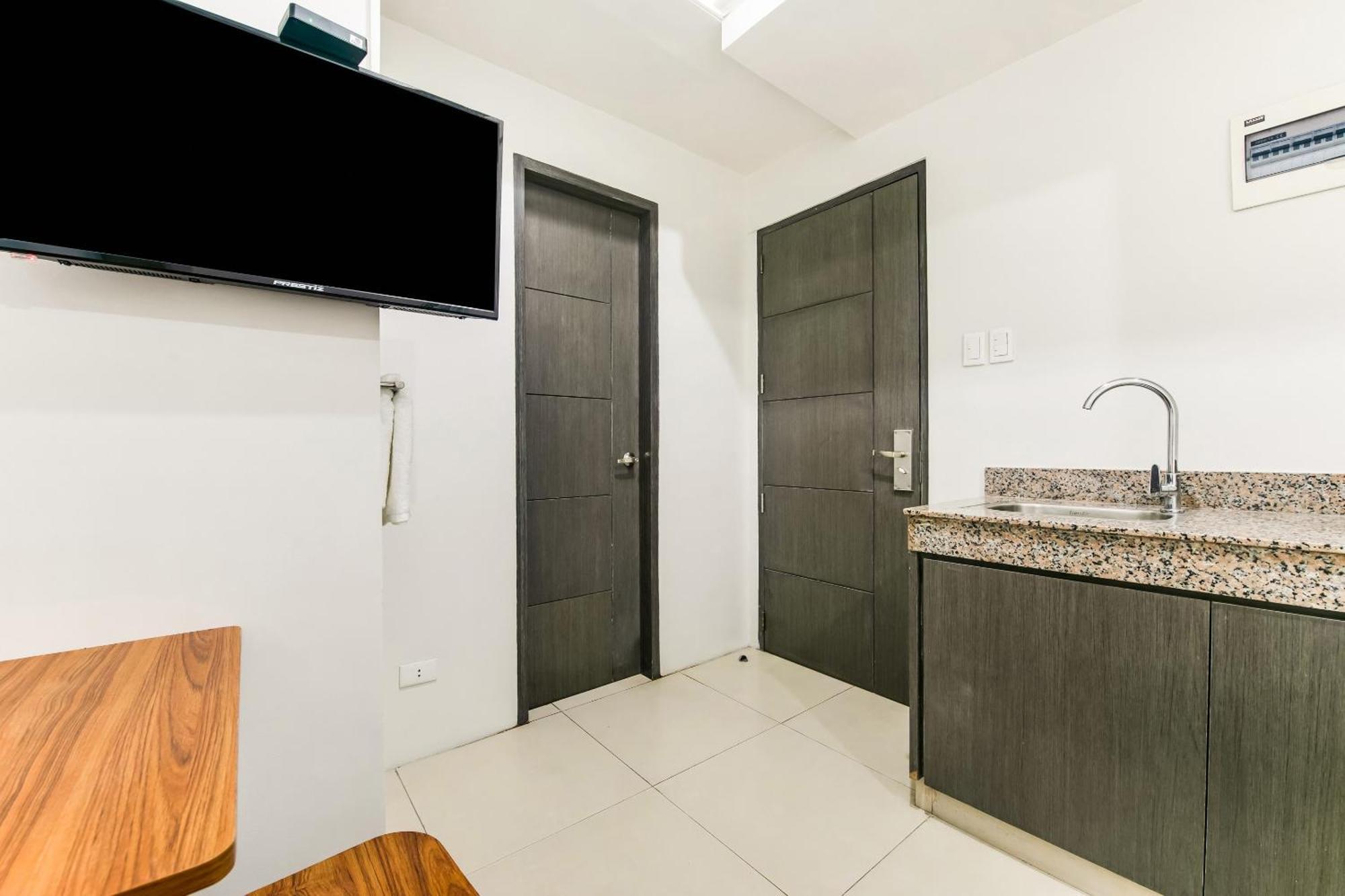 Oyo 136 Regal Residences Quezon City Dış mekan fotoğraf