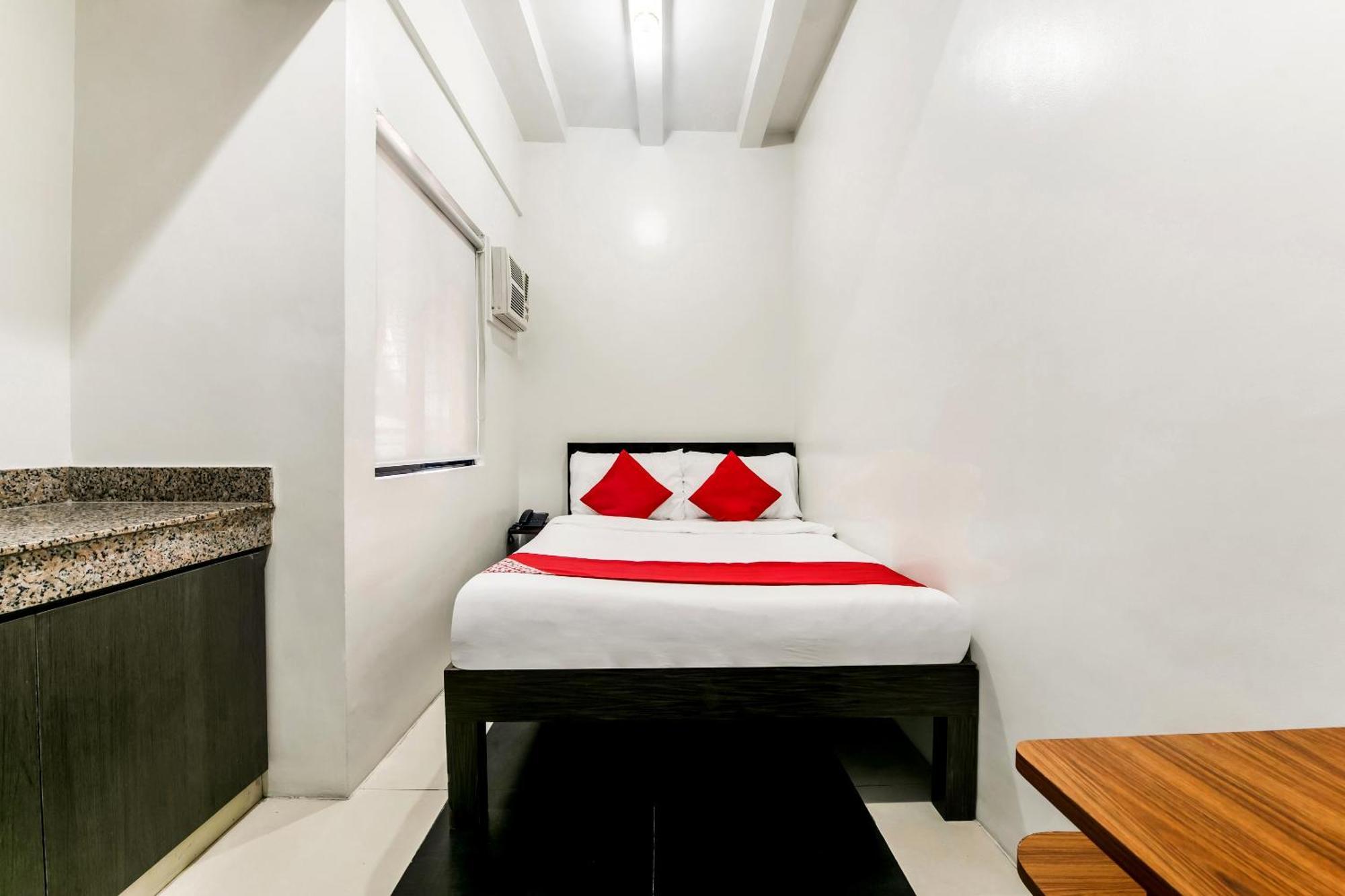 Oyo 136 Regal Residences Quezon City Dış mekan fotoğraf